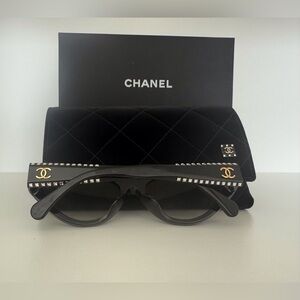 CHANEL Cat eye sunglasses strass black